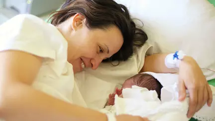 Sotul a refuzat sa asiste la nastere. Reactia mamei este geniala