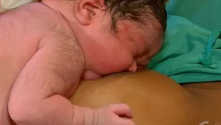 Metodă uimitoare de alăptare! Un bebeluș găsește singur sânul mamei, la numai o oră de la naștere | VIDEO