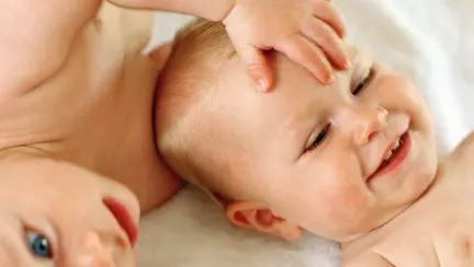 Emoționant! Ce se întâmplă atunci când medicii așază gemenii unul lângă celălalt, după naștere | VIDEO