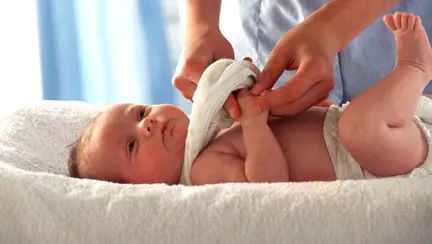 Mamele care merg la consultații în timpul sarcinii ar putea primi, gratuit, hăinuțe și produse pentru îngrijirea bebelușilor