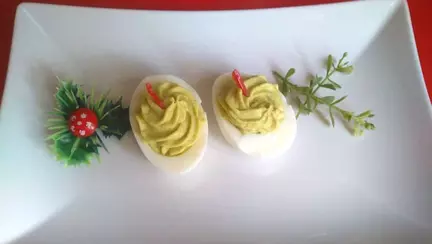 Aperitiv rapid, din trei ingrediente: Ouă umplute cu pastă de avocado