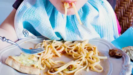 ”Atenție părinți!” Avertismentul unui tată al cărui copil a murit după ce a mâncat spaghete