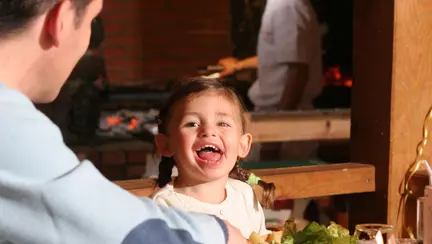 Bune maniere: Reguli de care să ții cont când mergi cu copilul la restaurant, în funcție de vârstă