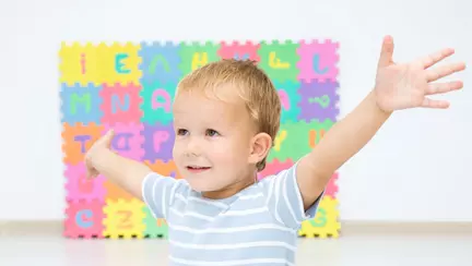 Pericolele pozitiei cu picioarele in forma de W