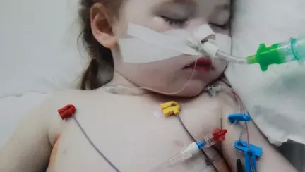 O fetiță de doi ani s-a zbătut între viață și moarte după ce a înghițit bateria de la o jucărie. De ce sunt atât de periculoase