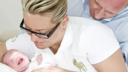 UPDATE | S-a adoptat actul normativ potrivit căruia tații vor beneficia de concediu paternal prelungit