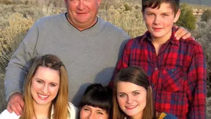 S-a aruncat în fața mașinii ca să-și salveze cei trei copii