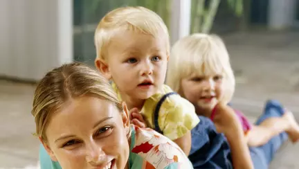 Indemnizație cuprinsă între 600 și 1000 de lei pentru mamele cu mai mulți copii