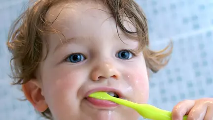 Pericolele din pasta de dinți pentru copii. Ce spune Asociația pentru Protecția Consumatorilor