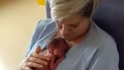 Imagini emoționante! Reacția unei mame care își strânge prima dată la piept bebelușul prematur | VIDEO