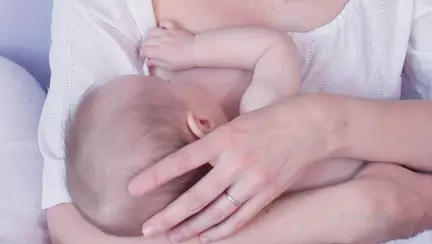 Bebelușul refuza mereu să sugă la sânul drept. Când a realizat motivul, mama a avut un șoc