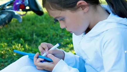 Scrisoarea unei fetițe cu autism a emoționat o lume întreagă. Cum își descrie ea viața