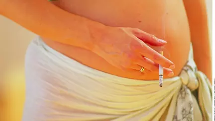 Studiu: Cel mai mare pericol la care își expun copiii mamele care fumează în timpul sarcinii