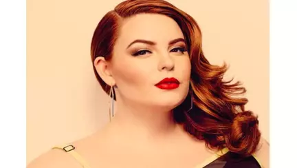 Un model supraponderal a pozat în lenjerie în luna a opta de sarcină. Cum a răspuns criticilor  | FOTO