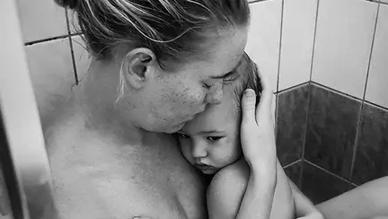 Mesajul ei a răvășit internetul. Când e cel mai greu să fii mamă