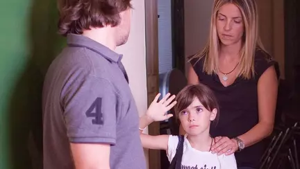 Mesajul emoționant al unei fetițe, după ce părinții ei au divorțat | VIDEO