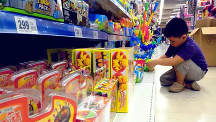 Un copil a fost umilit pentru jucaria pe care si-a ales-o. Reactia lui este o lectie pentru noi toti