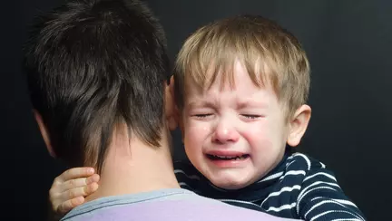 O imagine cu un ofiter de politie si un copil a devenit virala. Povestea din spatele ei este incredibila