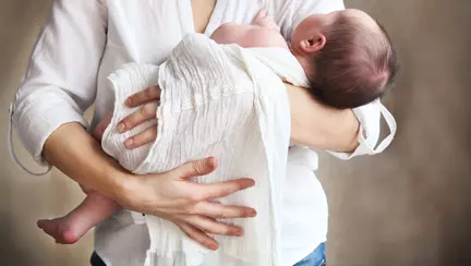 Acuzată că își răsfață copilul, o mămică a dat un răspuns emoționant