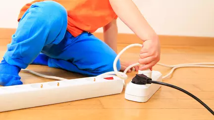 Un baietel a murit dupa ce si-a bagat telefonul la incarcat