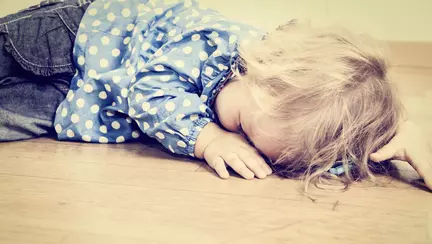 Copilul are vanatai pe piept de la un lucru pe care il au toti parintii