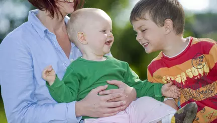 Vești bune! Mamele care se întorc mai devreme la muncă din concediul de creștere al copilului ar putea primi mai mulți bani