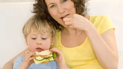 Tu știi ce conține sandvișul copilului? Lista aditivilor alimentari periculoși care se regăsesc în salamuri