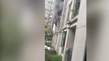 Si-a aruncat copilul pe geam. Gestul disperat al unui tatic | VIDEO