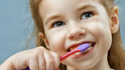 2 greșeli pe care le fac copiii când se spală pe dinți