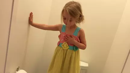 O mămică a fost șocată când a descoperit ce făcea fetița ei în baie
