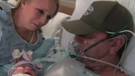 Imagini emoționante. Soțul ei era pe moarte, așa că le-a cerut medicilor să-i inducă travaliul | VIDEO