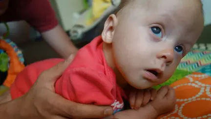 Imaginea impresionantă a unei mame care își alăptează fetița bolnavă de cancer | FOTO