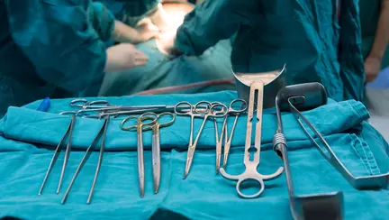 O mămică din Arad a murit după nașterea prin cezariană. ”Și-a sărutat copilul, apoi i s-a făcut rău”