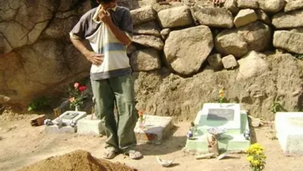 Timp de 15 ani, acest bărbat a înmormântat copii avortați. Când l-au vizitat mamele însă, gestul lui a fost unul incredibil | FOTO