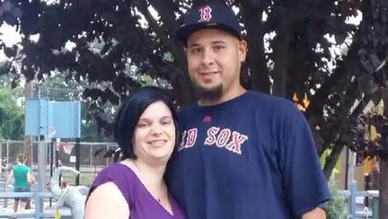 Imaginea unui tată care doarme sub patul de spital al fiului bolnav a frânt inimile a mii de oameni | FOTO