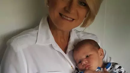 O femeie de 46 de ani și-a născut propriul nepot, pentru că fiica ei nu putea naște | FOTO