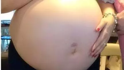 A trăit cu spaimă toată sarcina pentru că burta ei imensă nu se mai oprea din creștere | FOTO