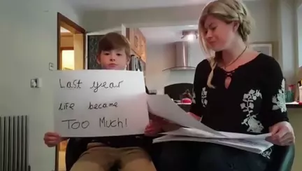 Un copil de 8 ani a vrut să se sinucidă. I-a spus mamei că îi este mai bine adormit decât treaz | VIDEO