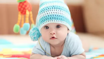 Cum îți dai seama dacă bebelușului tău îi este frig și cum îl poți proteja mai bine iarna