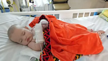 Un bebeluș a luat Salmonella, Rotavirus și a făcut meniningită din cauza unui cărucior de cumpărături