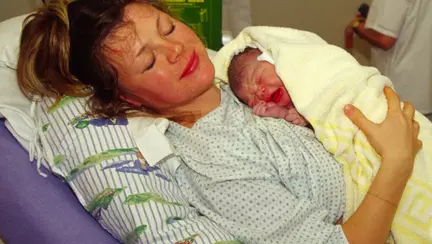 Un bebeluș a rămas cu cicatrice, după ce a fost tăiat la cap în timpul operației de cezariană