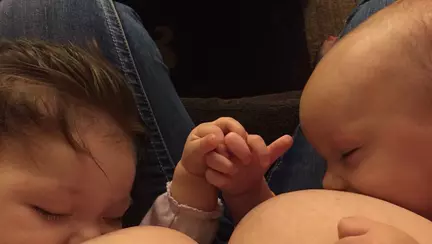 O mamă care a alăptat copilul unei străine a stârnit reacții de furie pe Facebook | FOTO