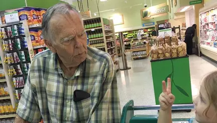 Întâmplare emoționantă. Ce s-a întâmplat după ce o copilă de patru ani i s-a adresat unui bărbat cu ”bătrânule” | FOTO