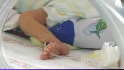 O bucureșteancă a devenit mamă la 54 de ani. Fetița ei cântărește puțin peste un kilogram