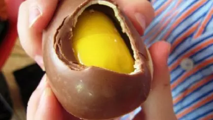 Presa britanică: Copii români, pe post de sclavi. Muncesc câte 13 ore pentru a asambla jucăriile din ouăle Kinder