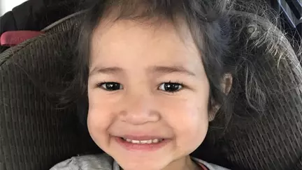 O fetiță de 3 ani a murit strangulată accidental în casă. 3 lucruri la care părinții ar trebui să fie atenți