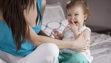 Bona a fost surprinsa de camerele de supraveghere disciplinand copilul. Imaginile sunt socante