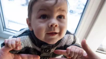 Un copil din Botoșani a fost înapoiat la orfelinat după adopție. Motivul este șocant!