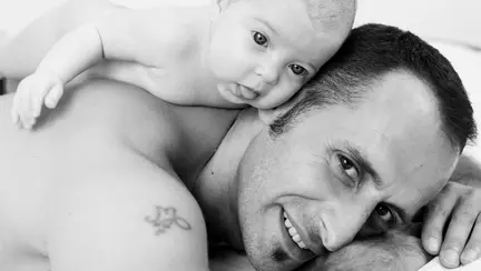 Un tătic a fost concediat pentru că a vrut să fie alături de soția sa în ziua în care aceasta a născut. Ce s-a întâmplat după l-a uimit