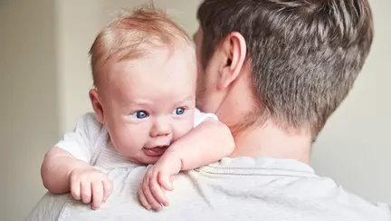 10 lucruri pe care tati le face cu bebe si ne topeste inima | VIDEO